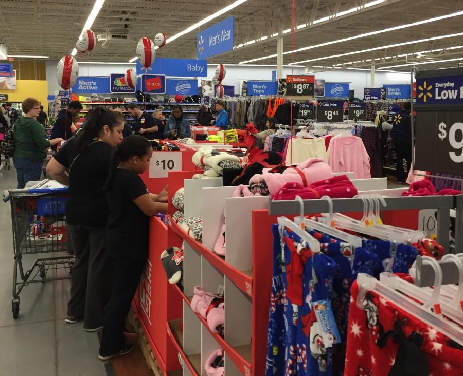Shoppers+flood+Walmart+on+Black+Friday%2C+looking+for+deals+on+clothes%2C+toys+and+electronics.