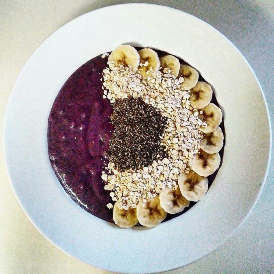 Vicky’s vegan power breakfast bowl with organic vegan protein powder, vegan protein powder, organic chia, organic flaxseeed, and natural metamucil is healthy and perfect for sports.