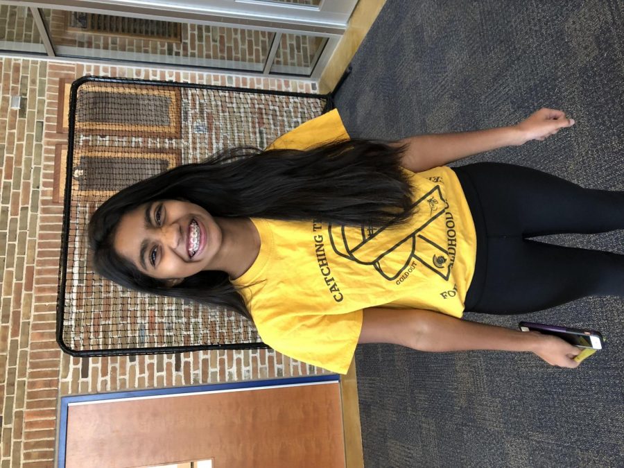 Janani Sundar (19) before donating her hair